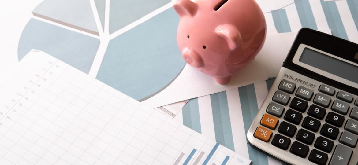 What is the best way to save money each month-Designed by Freepik